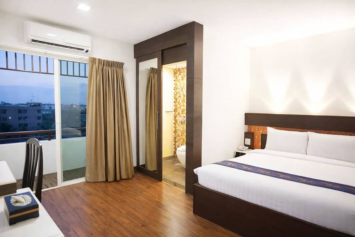 Standard Double Room | In-room safe, desk, iron/ironing board (on request), WiFi (free)