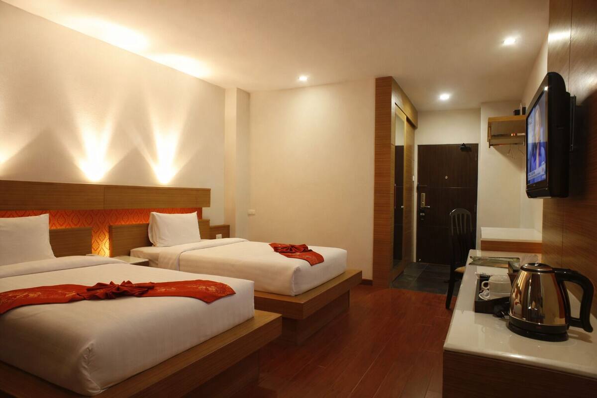 Cube Twin Room No Window | In-room safe, desk, iron/ironing board (on request), WiFi (free)