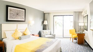 Double Room, 1 Queen Bed | Nệm có lớp đệm bông, két bảo mật tại phòng, bàn 