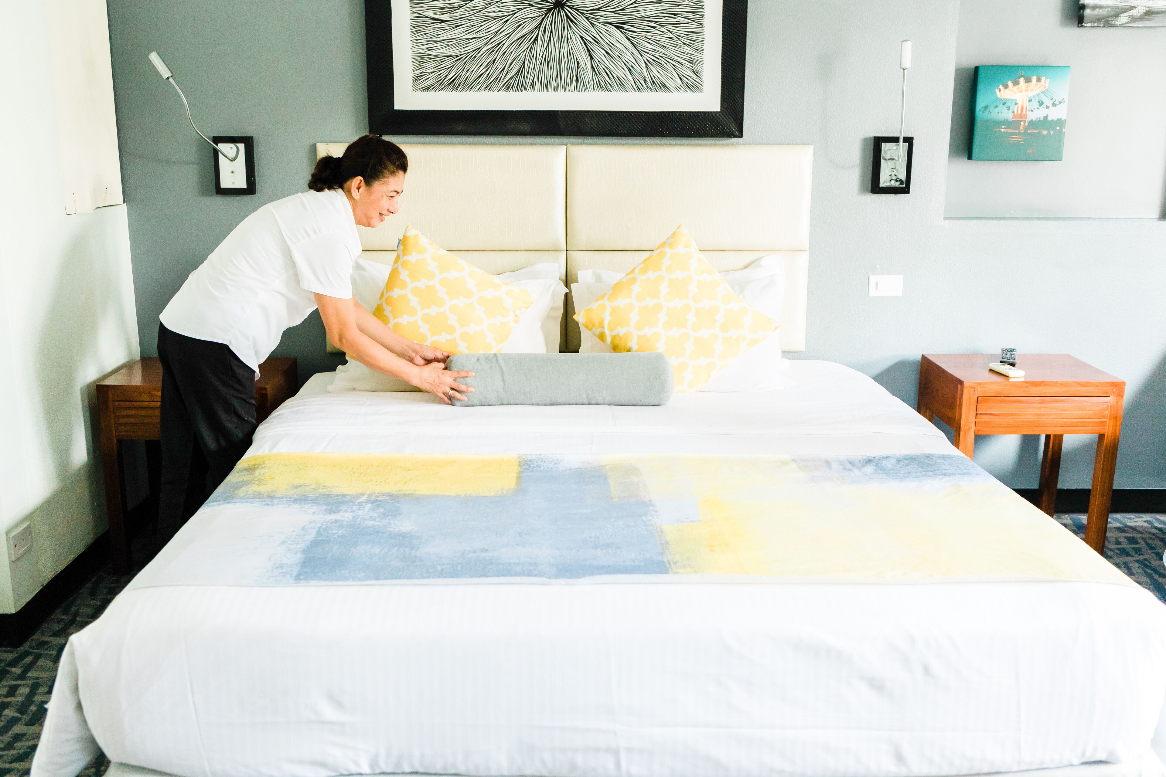 Standard Room, 1 King Bed | Pillowtop beds, in-room safe, desk, iron/ironing board