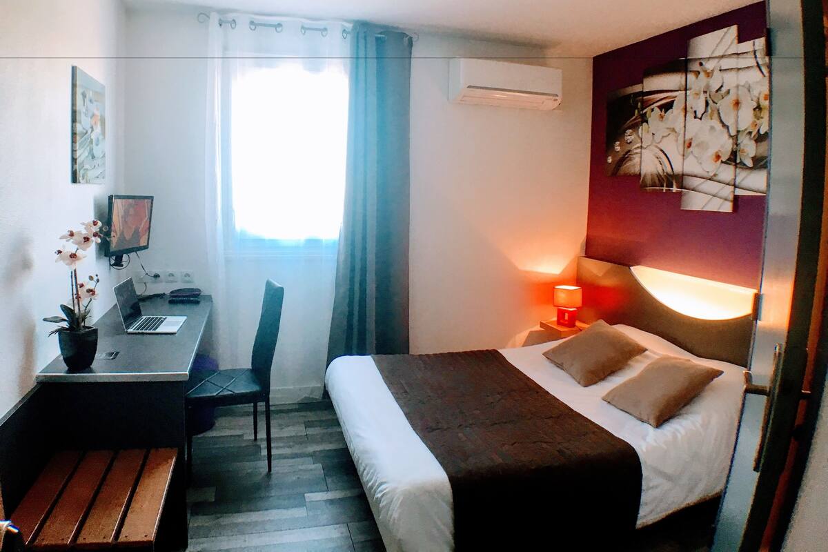 Egyptian cotton sheets, in-room safe, desk, soundproofing