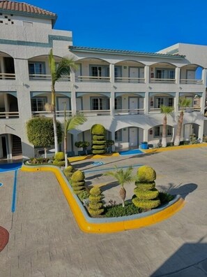 Front of property - Hotel Pueblito Inn (Playas de Rosarito)