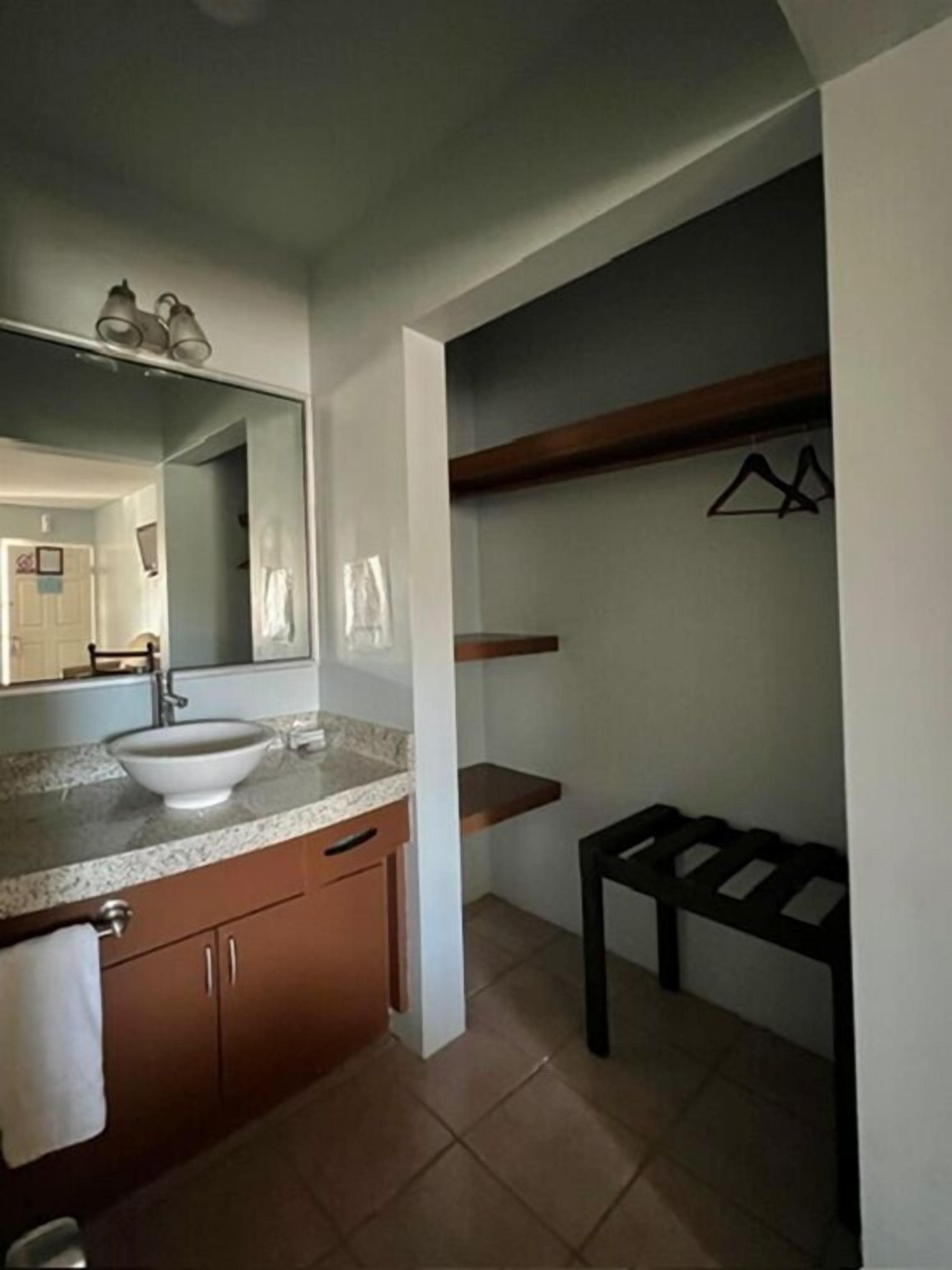 1 King Size Bed Room | Bathroom | Shower, towels