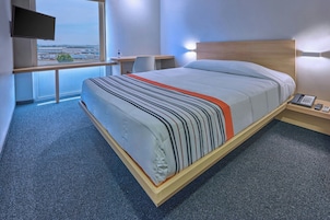 Room, 1 Queen Bed | Down comforters, desk, iron/ironing board (on request), WiFi (free)