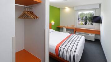 Habitación, 1 cama Queen size | Edredón, escritorio, tabla de planchar con plancha y wifi gratis