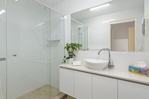 Appartement Familial, 3 chambres, vue mer | Salle de bain | Douche, articles de toilette gratuits, sèche-cheveux