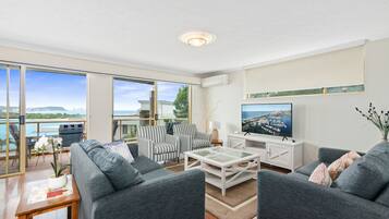 Apartemen Keluarga, 2 kamar tidur, pemandangan laut | Area keluarga | TV layar datar