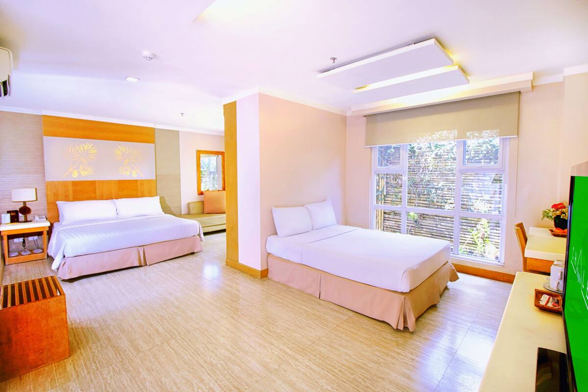 패밀리 스위트 (1 King bed,1 Queen bed and 1 Sofa bed) | 객실 내 금고, 책상, 노트북 작업 공간, 무료 WiFi