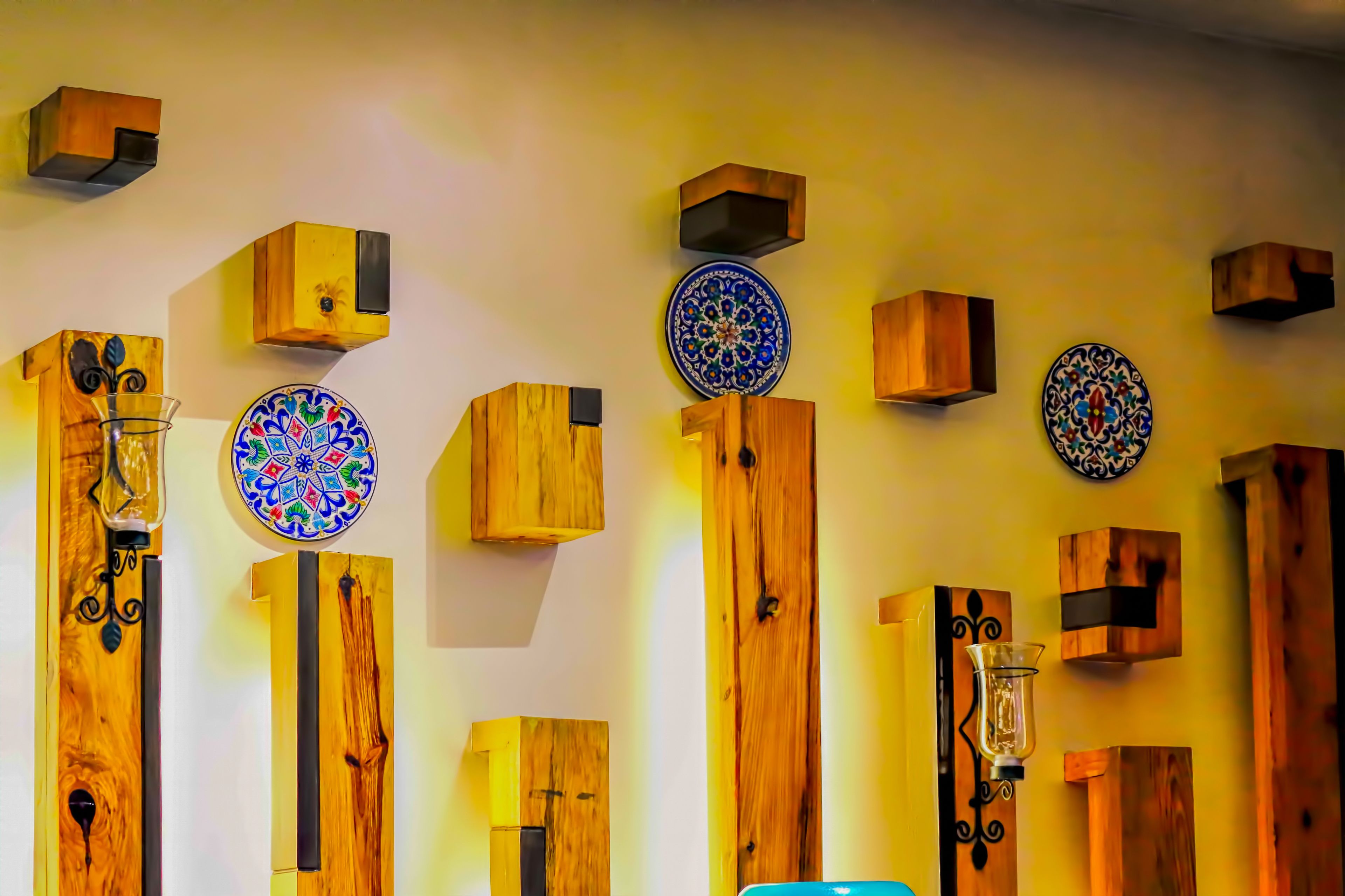 Un mur orné de différents blocs de bois et de plaques décoratives.