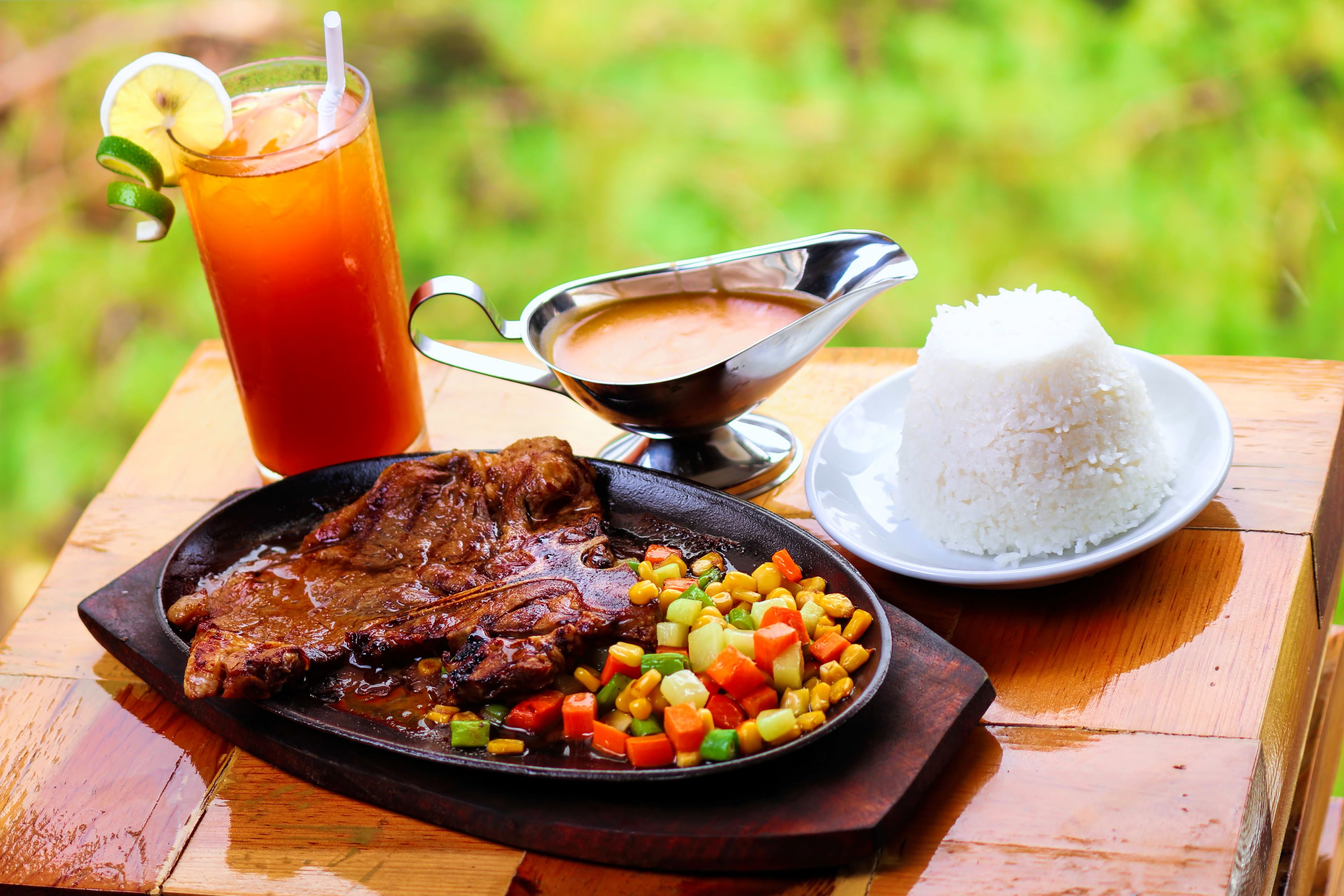 每日供应当地美食早餐（每人 PHP 500）