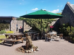 Outdoor dining - The Commercial Hotel (Aboyne)