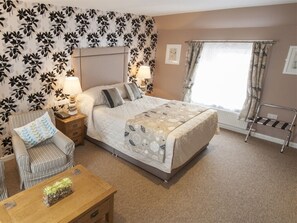 Superior Double Room, Ensuite | WiFi - The Commercial Hotel (Aboyne)
