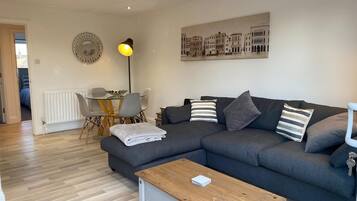 Basic Apartment, Private Bathroom, River View (Marina Heights 4) | Lounge