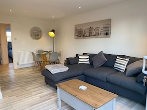 Basic Apartment, Private Bathroom, River View (Marina Heights 4) | Lounge - Whitehouse Guest House (St Neots)