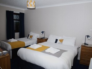 Family Triple Room, Ensuite - Herdshill Guest House (Wishaw)