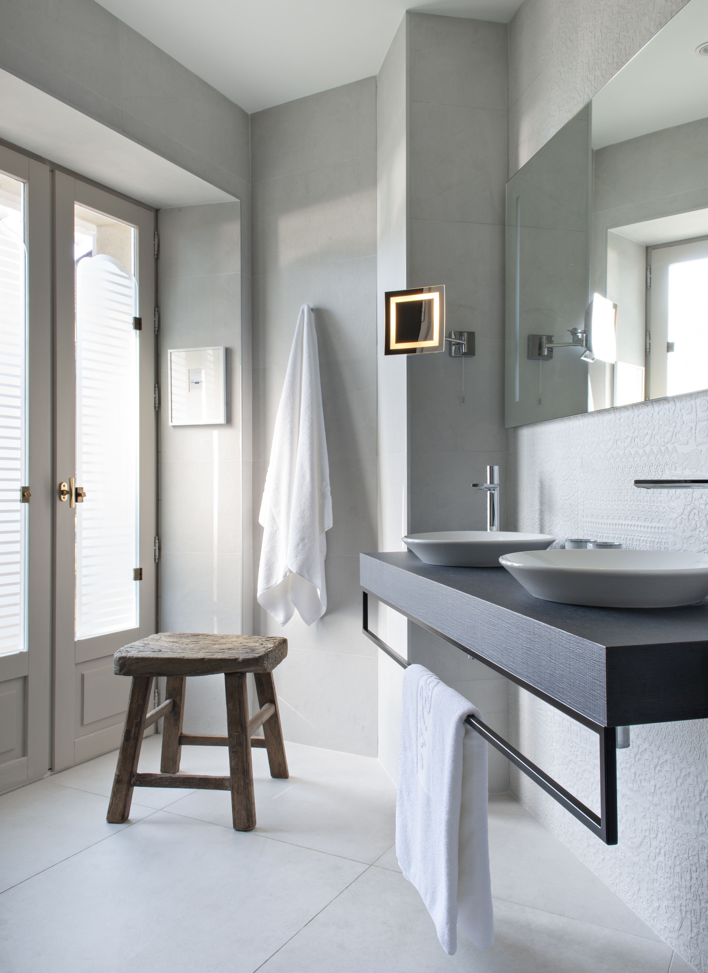 classic double room | 1 bedroom, free minibar items, in-room safe, desk