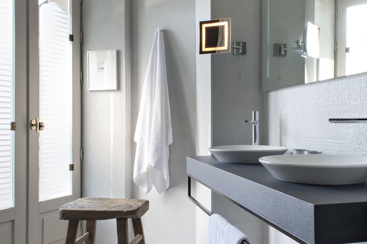 classic double room | 1 bedroom, free minibar items, in-room safe, desk