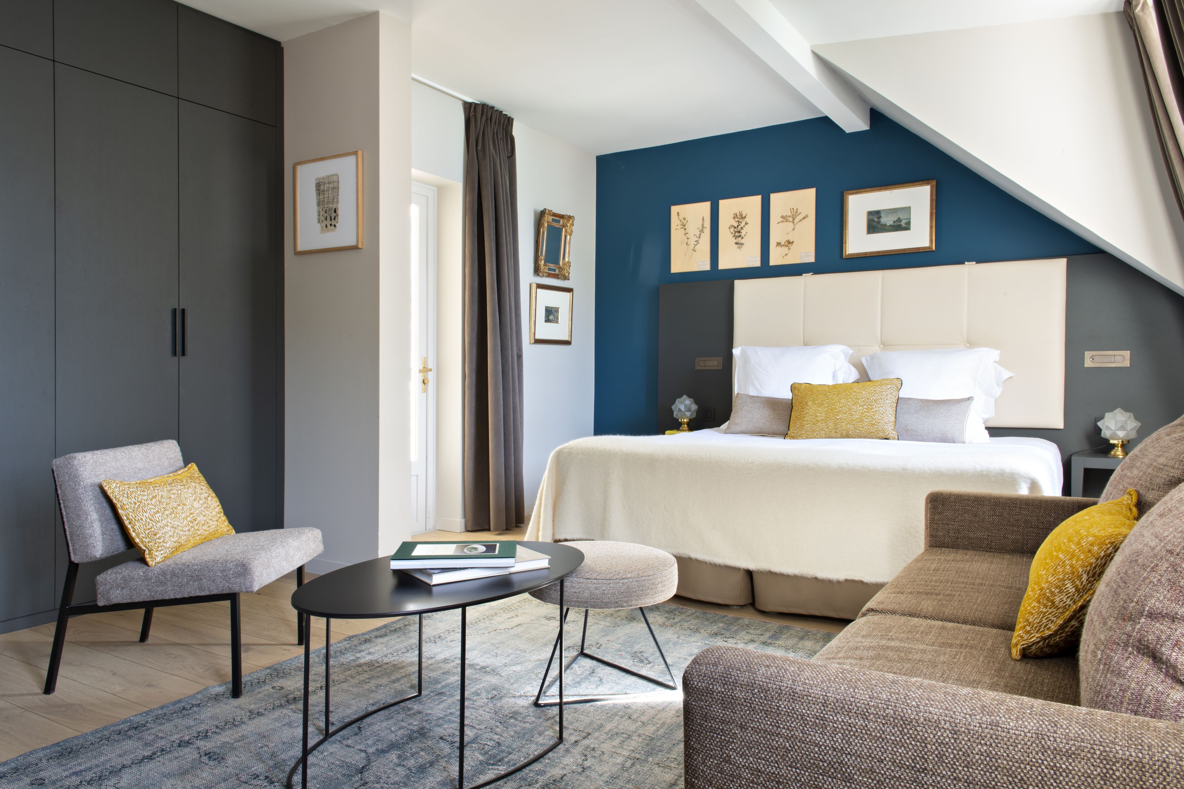 double room, balcony, partial lake view | 1 bedroom, free minibar items, in-room safe, desk