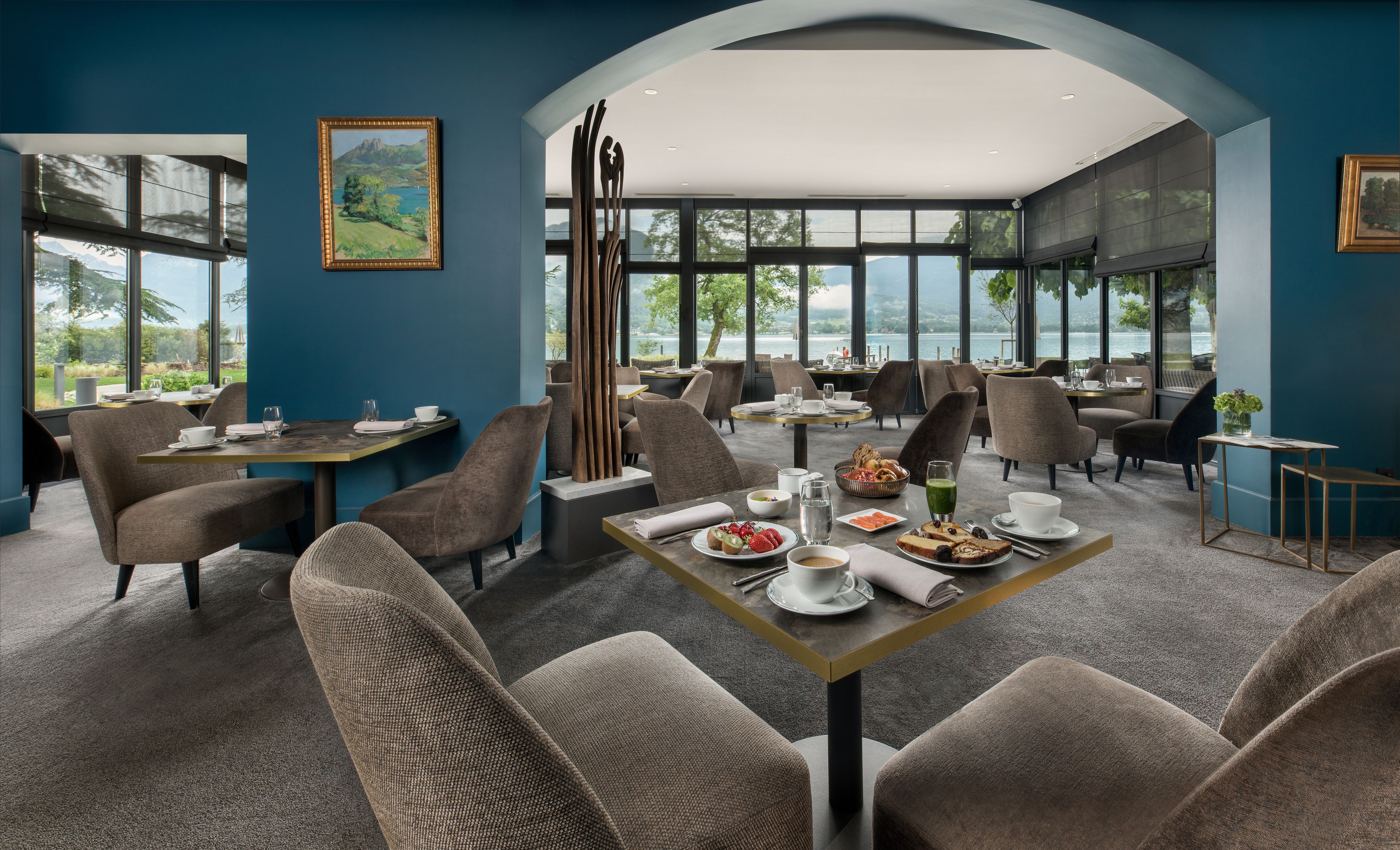 فطور من الأطباق المحلية يوميًا بتكلفة قدرها (40 EUR للشخص)