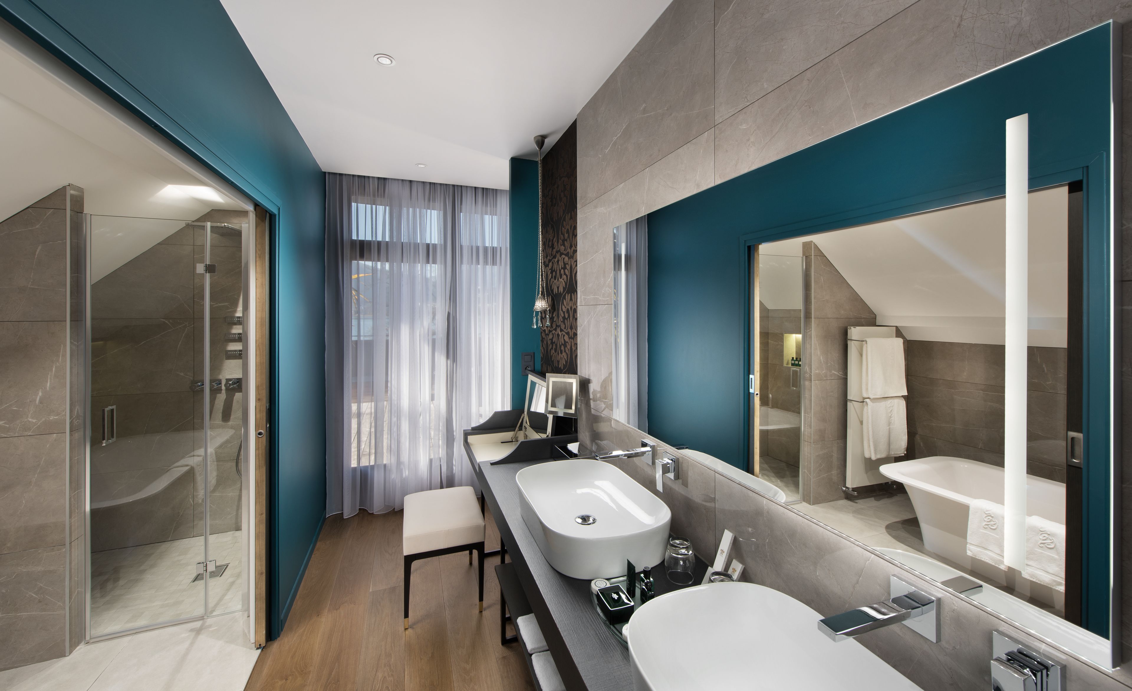 exclusive suite, balcony, lake view | bathroom | free toiletries, hair dryer, bathrobes, towels