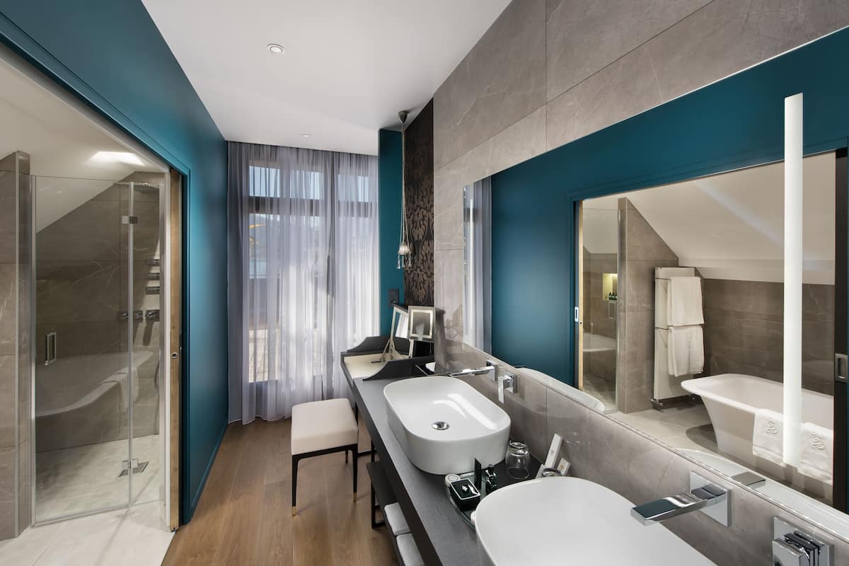 exclusive suite, balcony, lake view | bathroom | free toiletries, hair dryer, bathrobes, towels