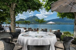 2 restaurants servant le déjeuner et le dîner, plats Cuisine française