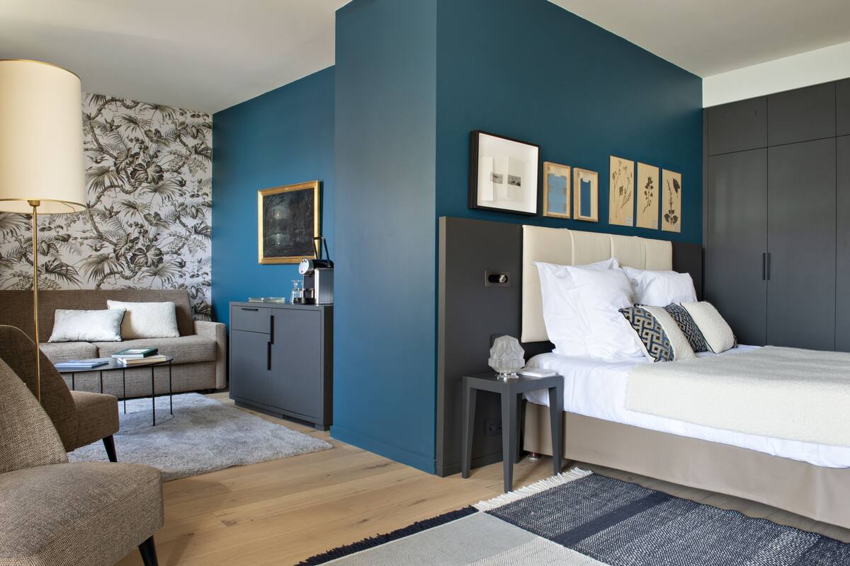 Tweepersoonskamer, balkon, gedeeltelijk uitzicht op meer | Een minibar met enkele gratis items, een kluis op de kamer, een bureau