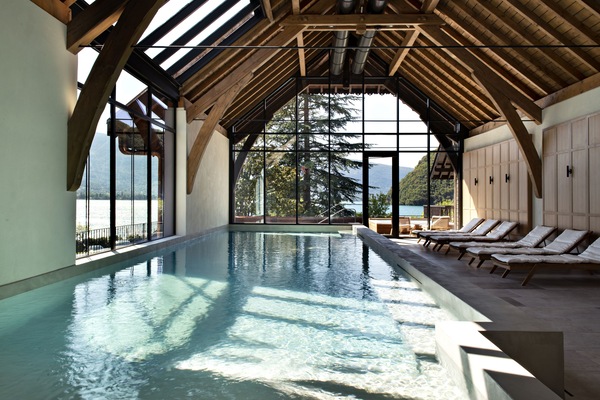 Una piscina cubierta