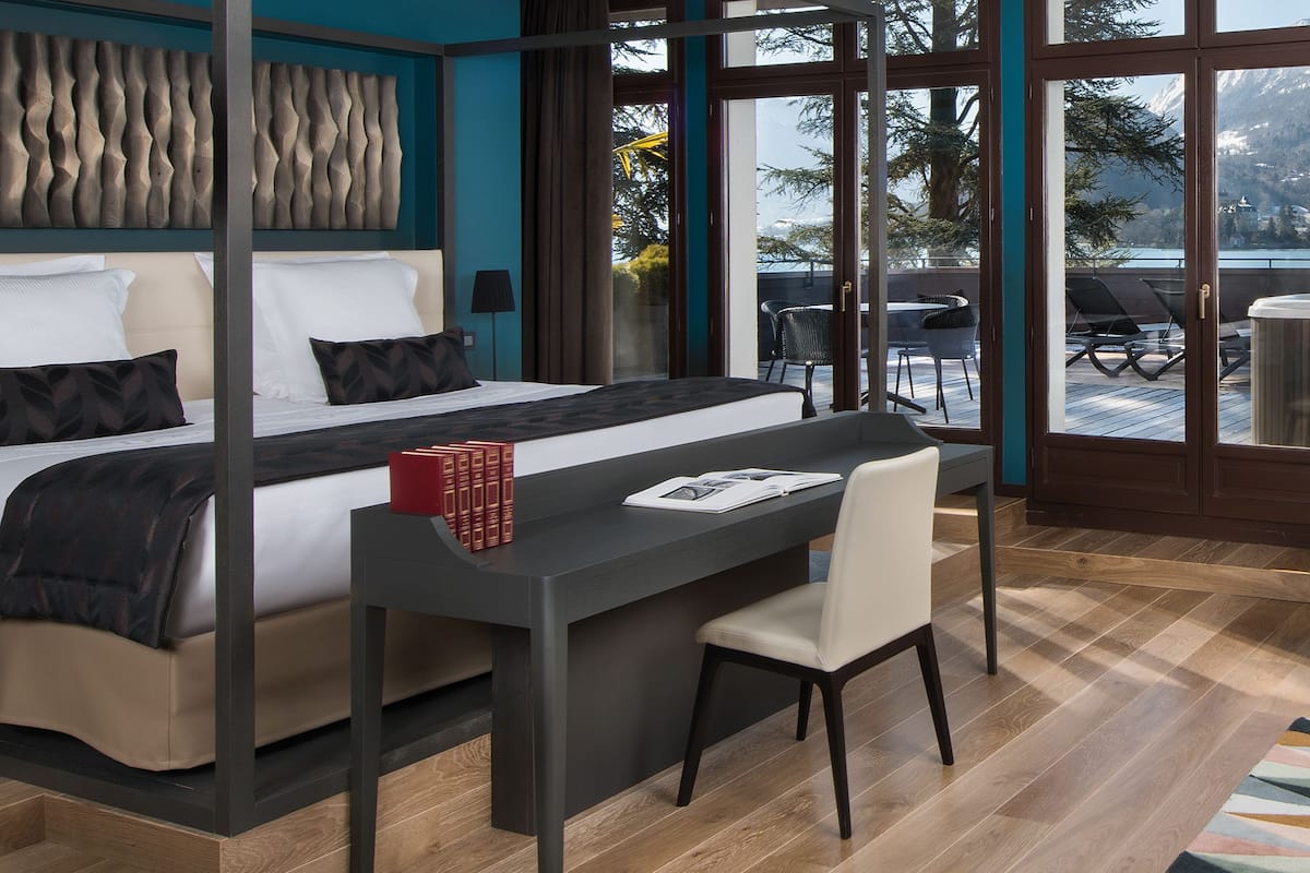 exclusive suite, balcony, lake view | 1 bedroom, free minibar items, in-room safe, desk