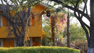 Vista frontal de la propiedad