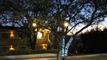Vista frontal de la propiedad