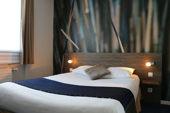 Desk, blackout drapes, iron/ironing board, cribs/infant beds - The Originals City, Hôtel Dau Ly (Bron)