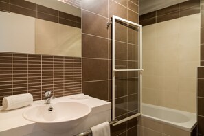 Double Room | Bathroom - The Originals City, Hôtel Dau Ly (Bron)