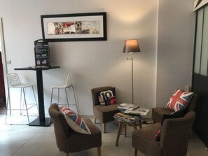 Lounge - The Originals City, Hôtel Dau Ly (Bron)