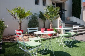 Terrace/patio - The Originals City, Hôtel Dau Ly (Bron)