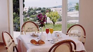 A table set for two with a view of a coastal landscape. - Belvedere Sperlonga (Sperlonga)