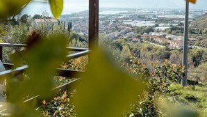 A view from a balcony with a clear view of a valley and distant mountains. - Belvedere Sperlonga (Sperlonga)