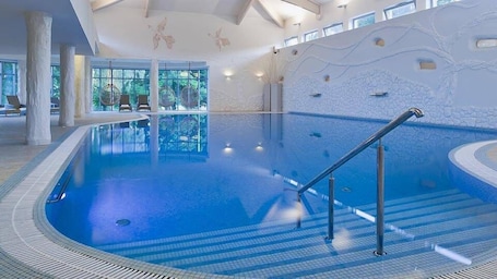 Indoor pool, sun loungers