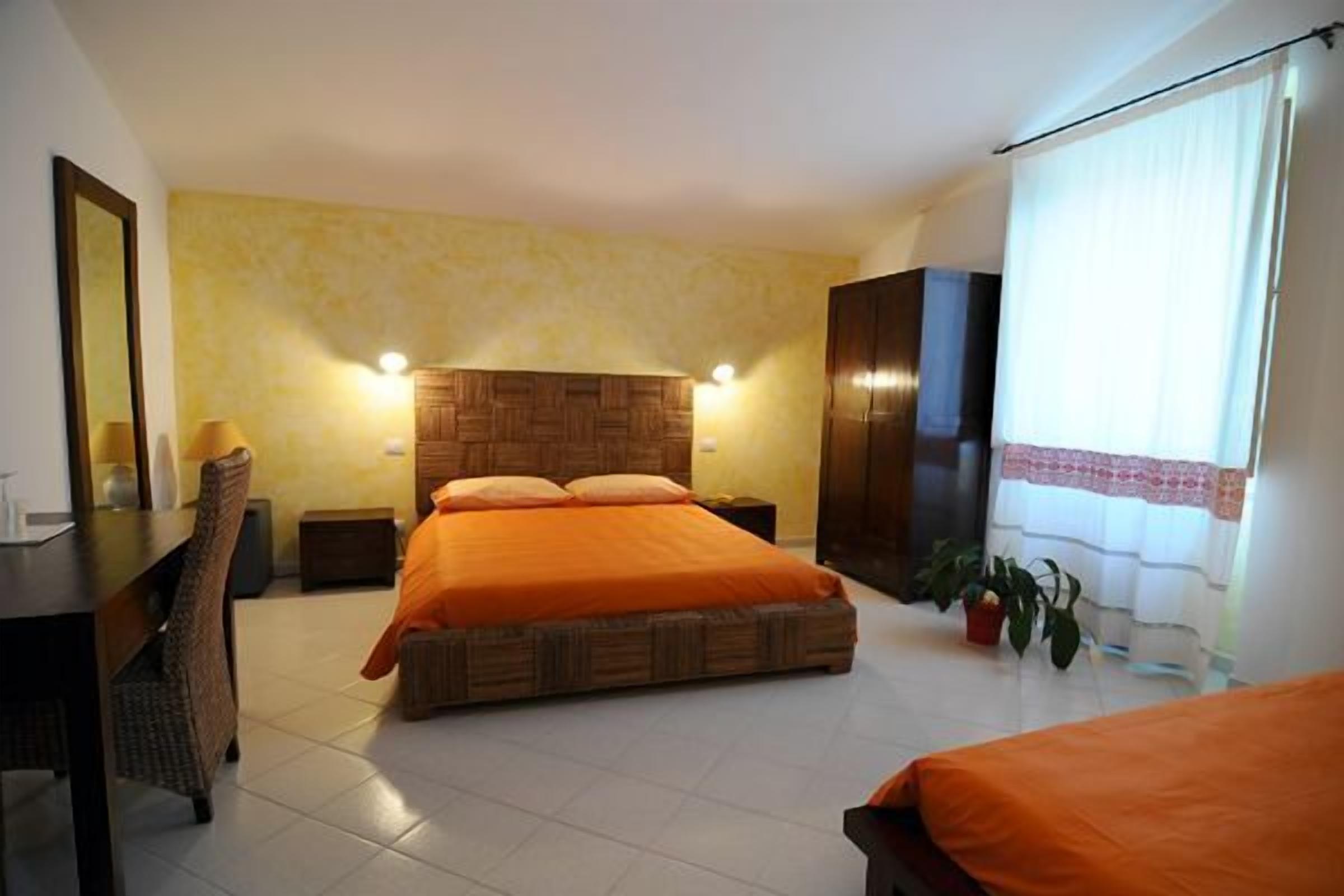 triple room | minibar, in-room safe, desk, free cots/infant beds