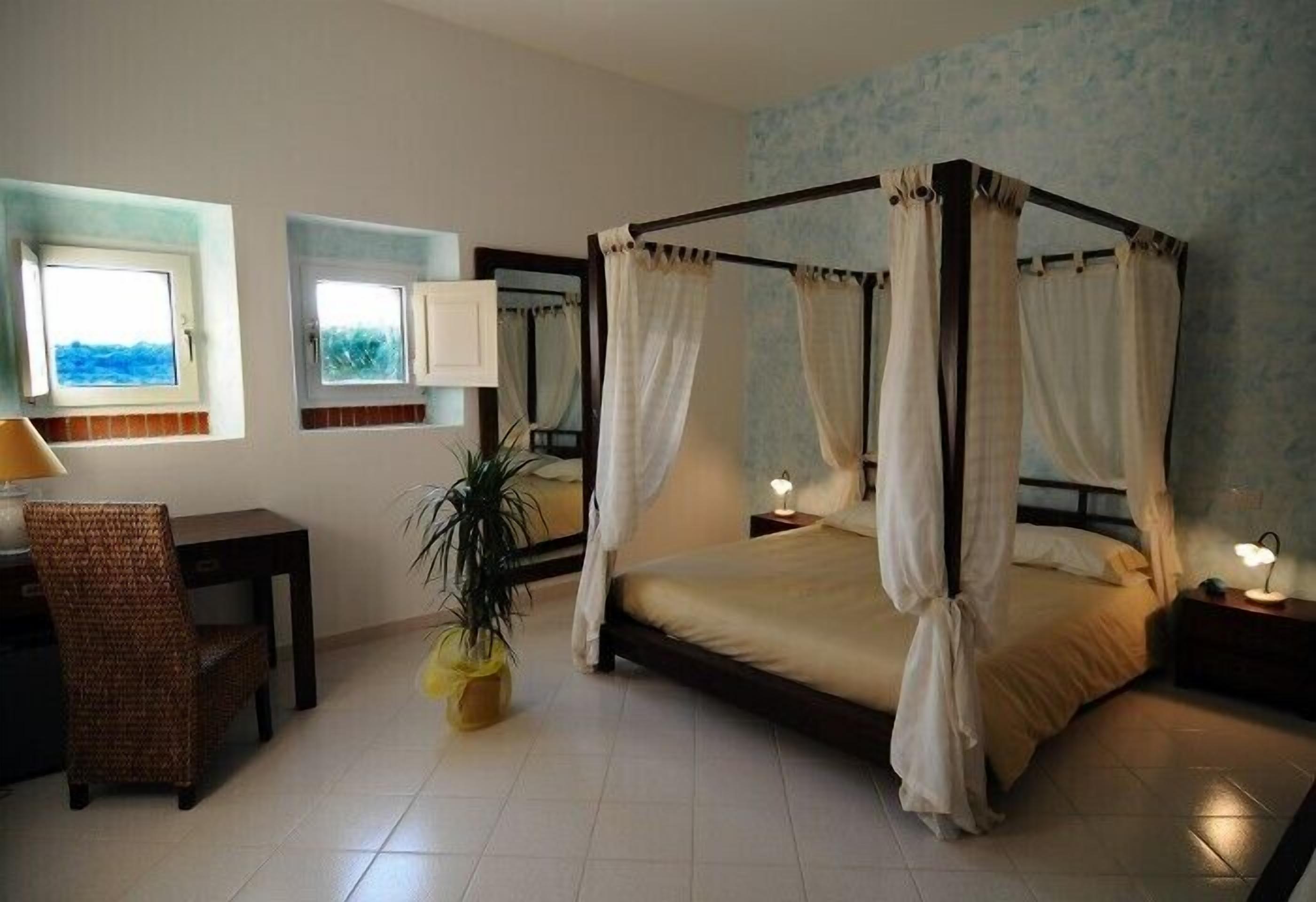 standard double room | minibar, in-room safe, desk, free cots/infant beds