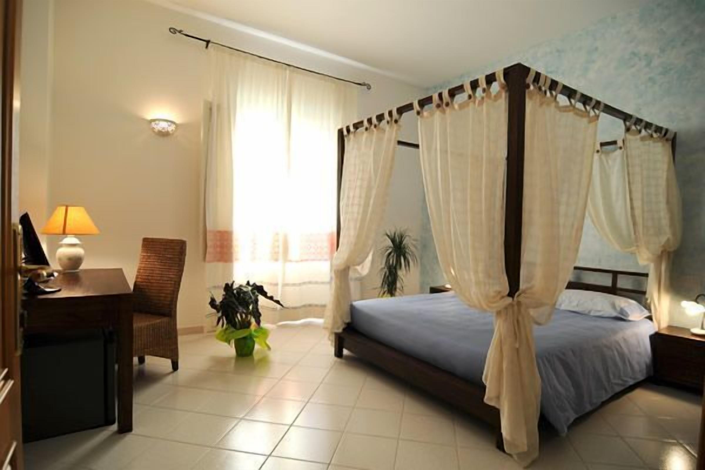 standard double room | minibar, in-room safe, desk, free cots/infant beds