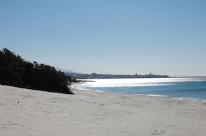 Una spiaggia nelle vicinanze, sabbia bianca, ombrelloni