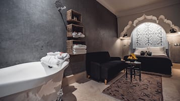 Deluxe Double Room | Bathroom | Free toiletries, hair dryer, towels