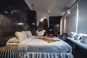 Ropa de cama de alta calidad y caja de seguridad en la habitación 