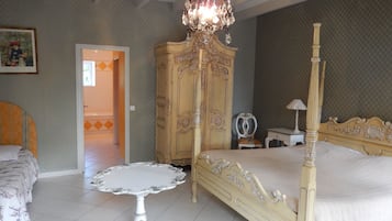 Habitación triple, vista al viñedo (Merlot Elegance) | Decoración personalizada y wifi gratis