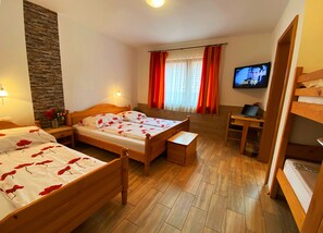 Classic-Vierbettzimmer, 1 Schlafzimmer | 1 Schlafzimmer, Pillowtop-Betten, Schreibtisch