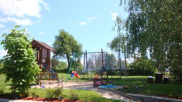 Área de juegos infantiles al aire libre