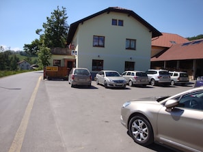 ด้านหน้าที่พัก