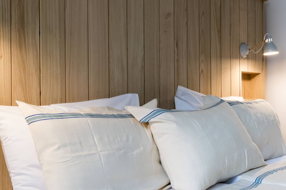 Nhà Duplex dành cho gia đình | Bàn, màn/rèm cản sáng, phòng cách âm 