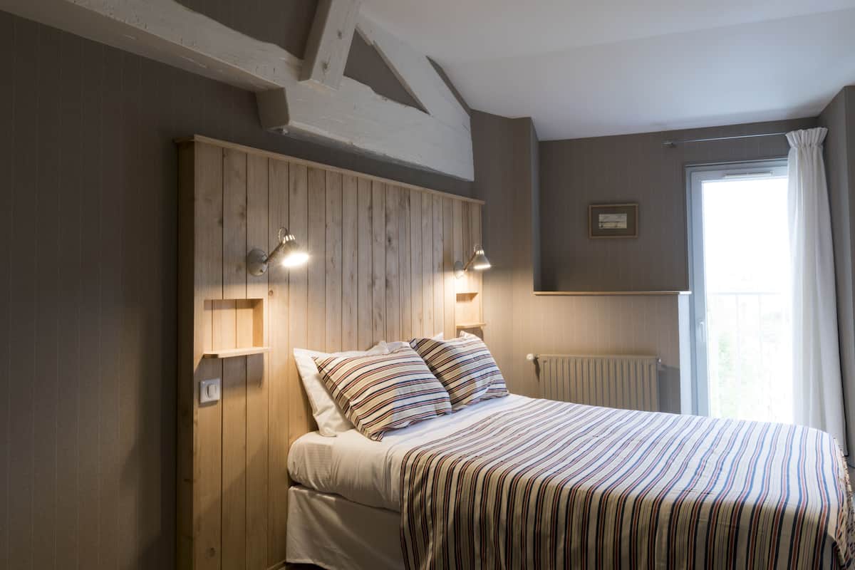 Chambre double ou avec lits jumeaux | Bureau, rideaux dâobscurcissement, systĂšme dâinsonorisation